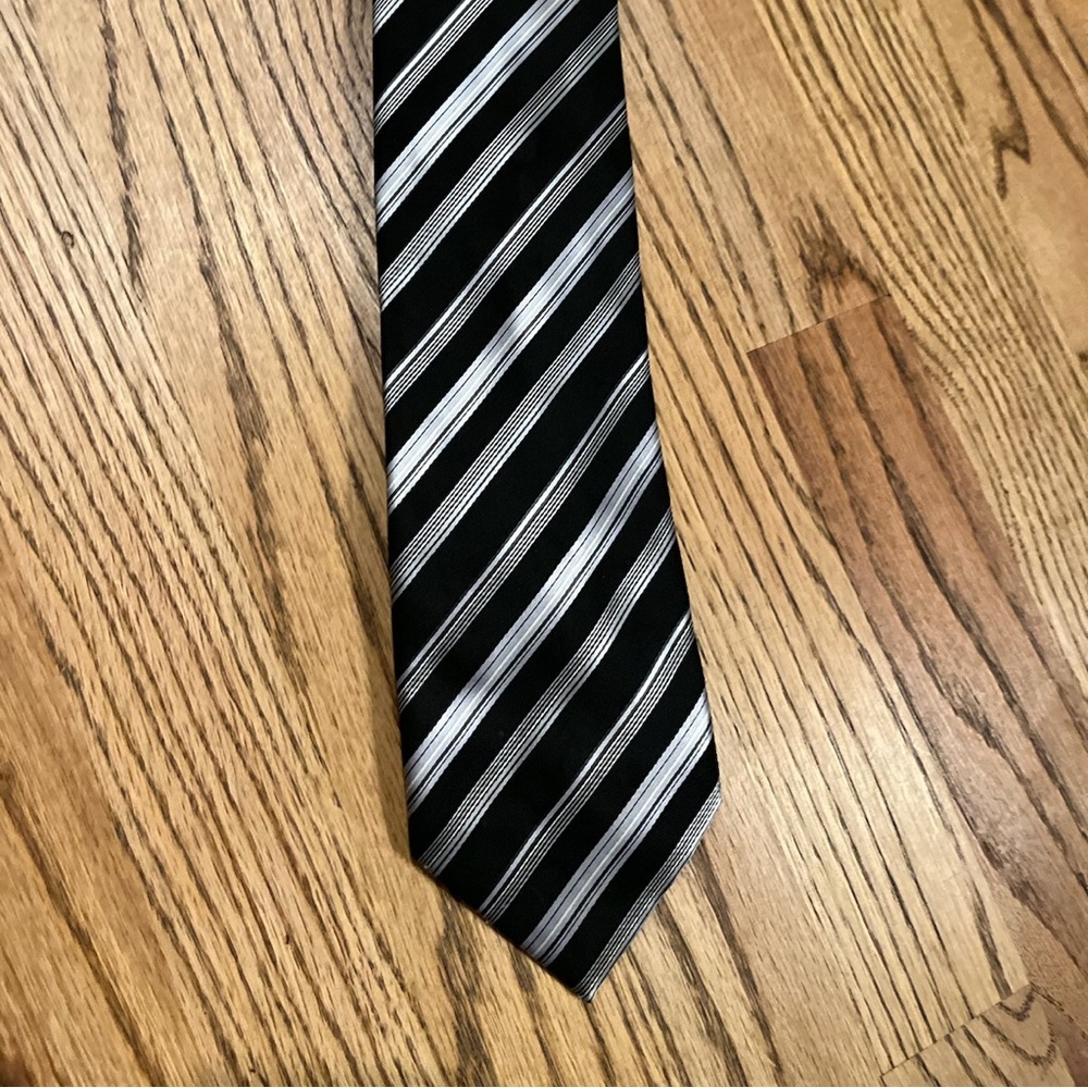 Tie in excellent condition.
